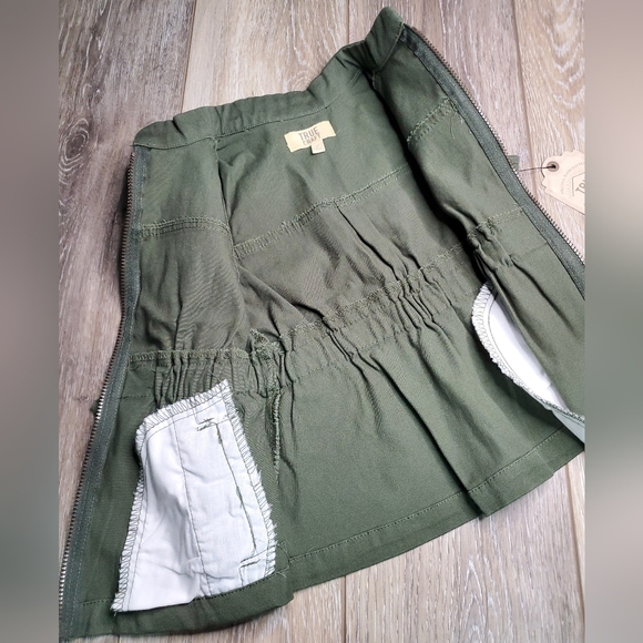 True Craft girl's army green zip up vest in Size 3T - Picture 2 of 4